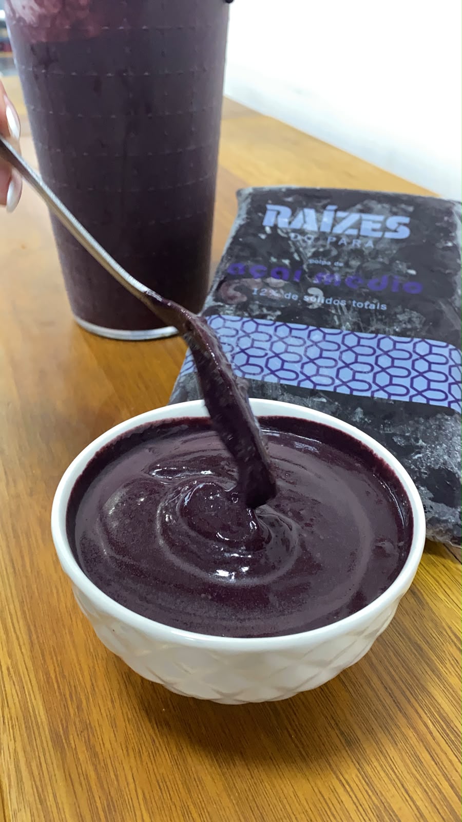 Açaí escorrendo da colher, mostrando a textura encorpada